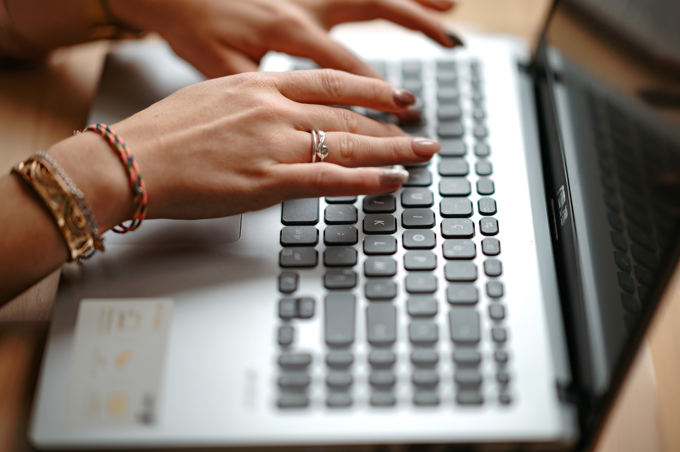 Rédactrice web rédigeant du contenu optimisé SEO sur ordinateur pour le site internet d'une petite entreprise locale.