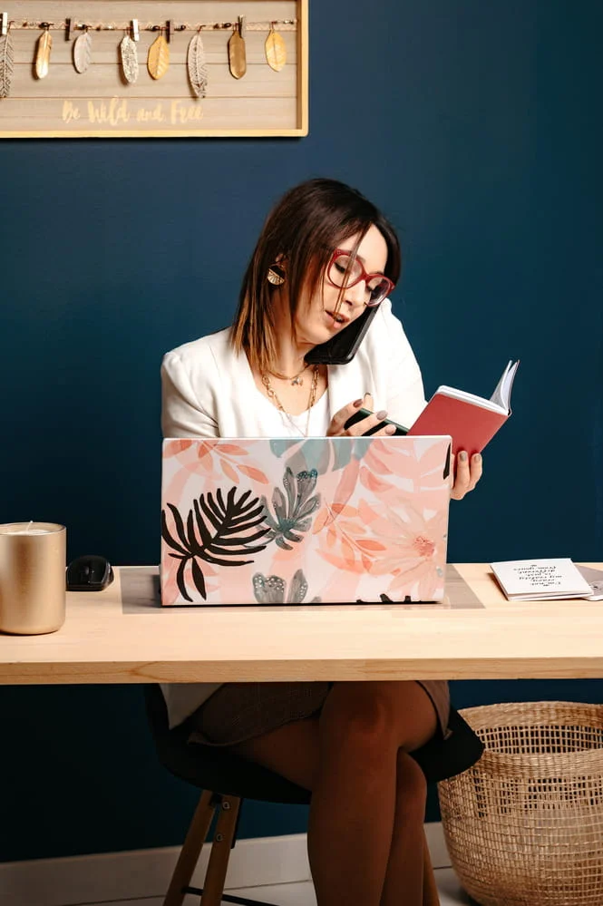 Mélanie rédactrice web SEO à l'écoute pour un projet digital avec prise de note sur son carnet.