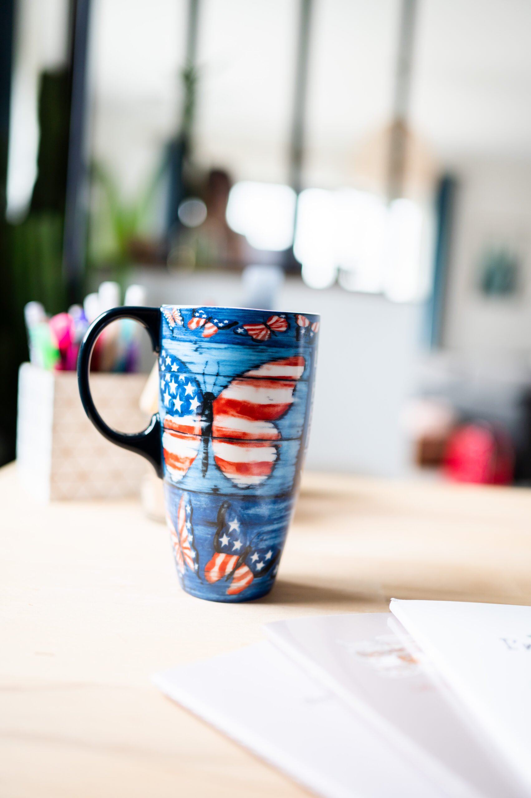 Tasse sur un bureau pour illustrer une invitation à parler de votre projet autour d'un café